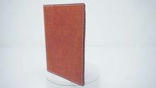在图库查看器中加载和播放视频，Passport Holder - Rosy Maya Leather

