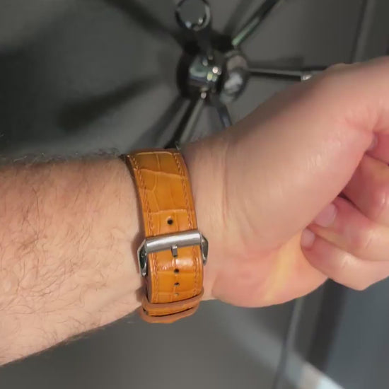 Customer video of a light brown crocodile leather watch strap fitted on the wrist, showing the scales, lugs and buckle.